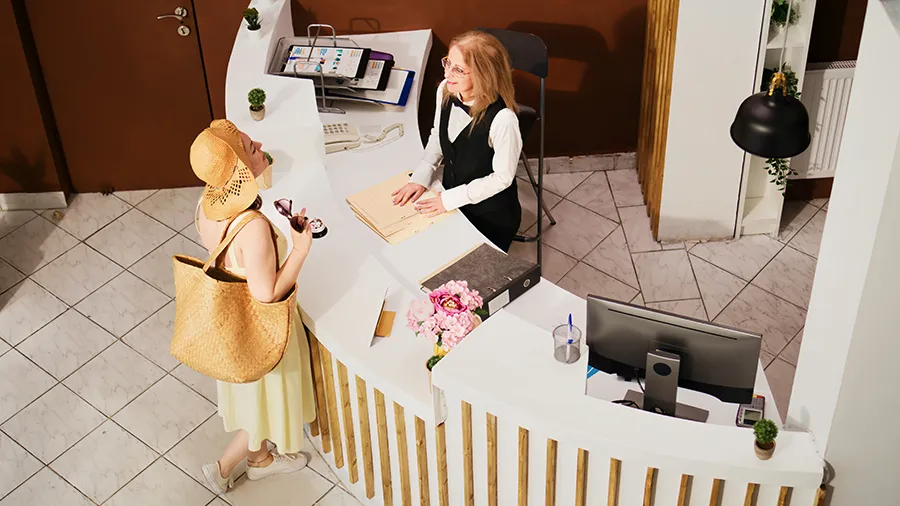 Accueil client au comptoir de l'hôtel