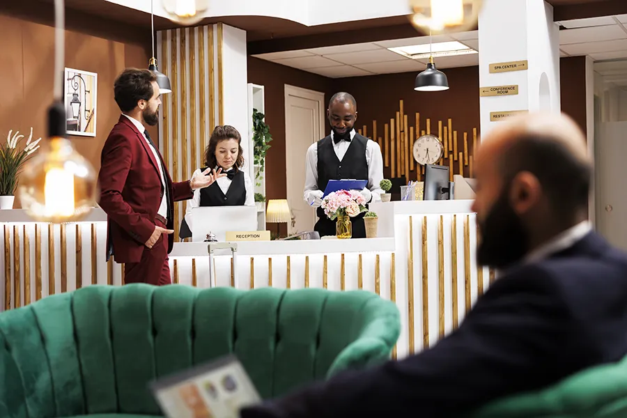 Prise en compte demande client à la réception de l'hôtel