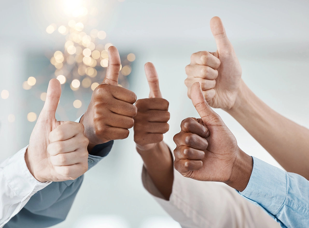 clients-satisfaits-pouce-vers-haut Clients satisfaits avec le pouce en l'air