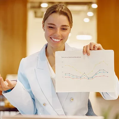 Expert présentant des chiffres lors d'un audit