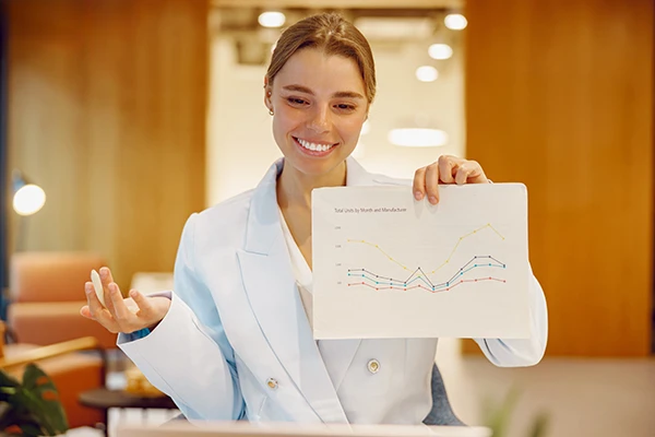 presentation-chiffre-expert-audit Expert présentant des chiffres lors d'un audit