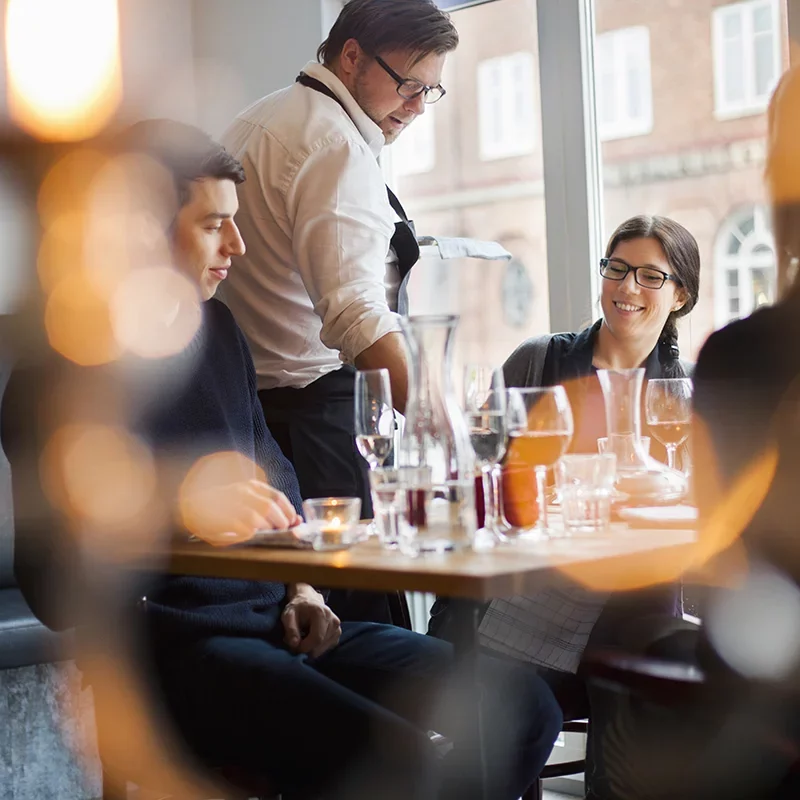 serveur-restaurant-prise-commande