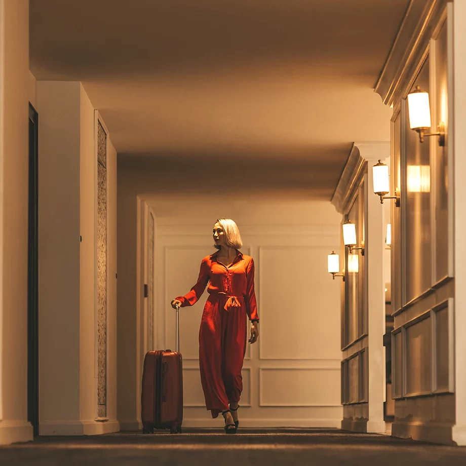business-woman-couloir-chambre-hotel